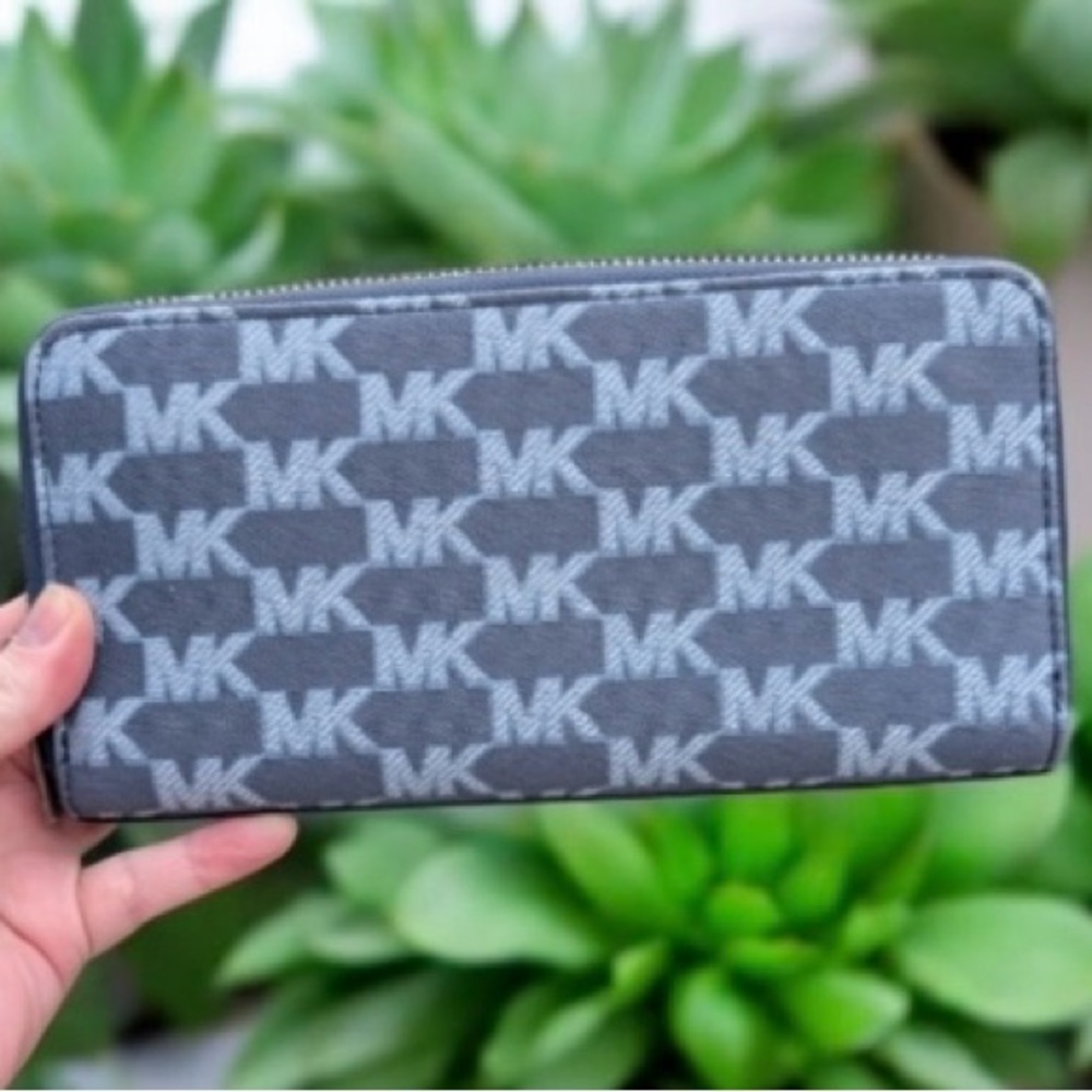 Michael Kors NWT COOPER Large Tech Zip Around Wallet Jacquard MK Navy Multi - Picture 11 of 11